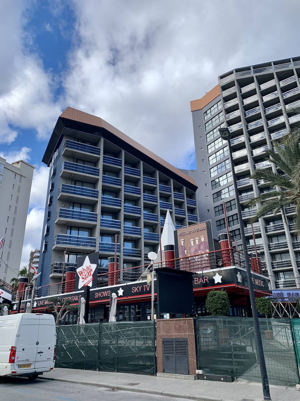 Pubs y hoteles cerrados en Benidorm. 