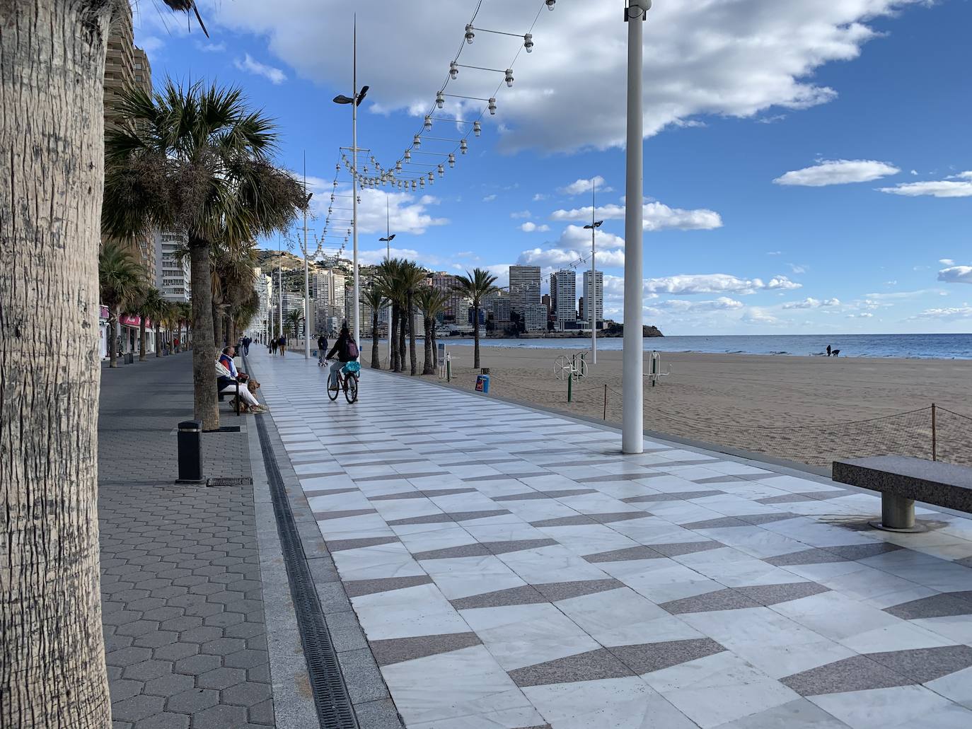 Aspecto del paseo en la playa de Levante de Benidorm en el primer sábado de 2021.