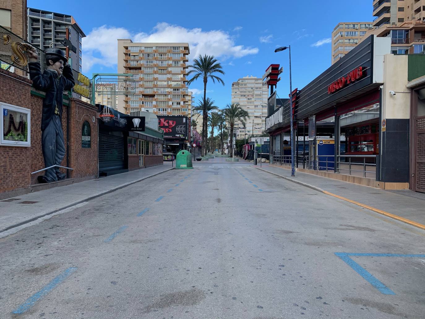 Calles desérticas y locales cerrados en la antes siempre abarrotada zona 'guiri' de Benidorm. 