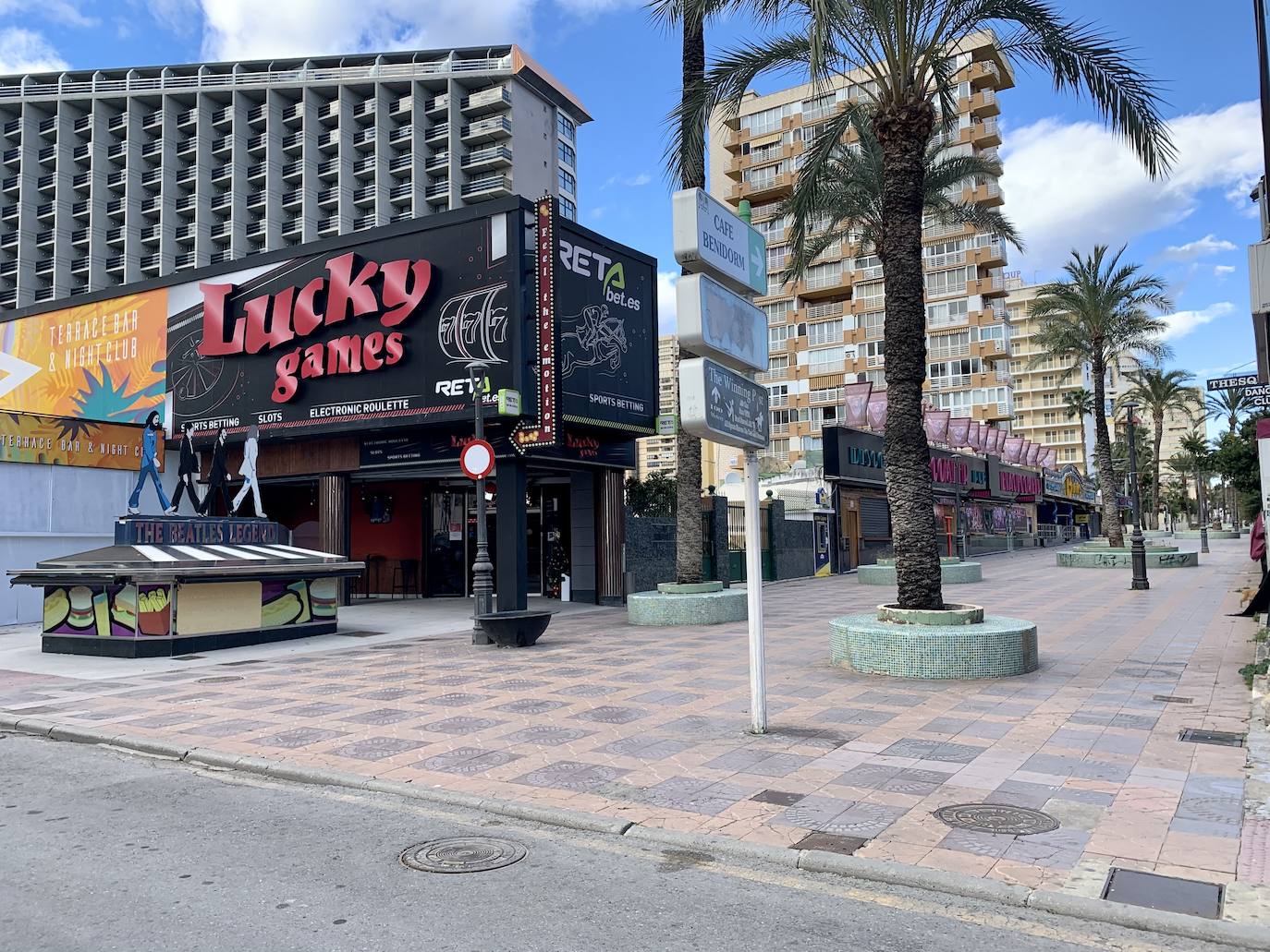 Aspecto de la zona británica de Benidorm, prácticamente desértica. 