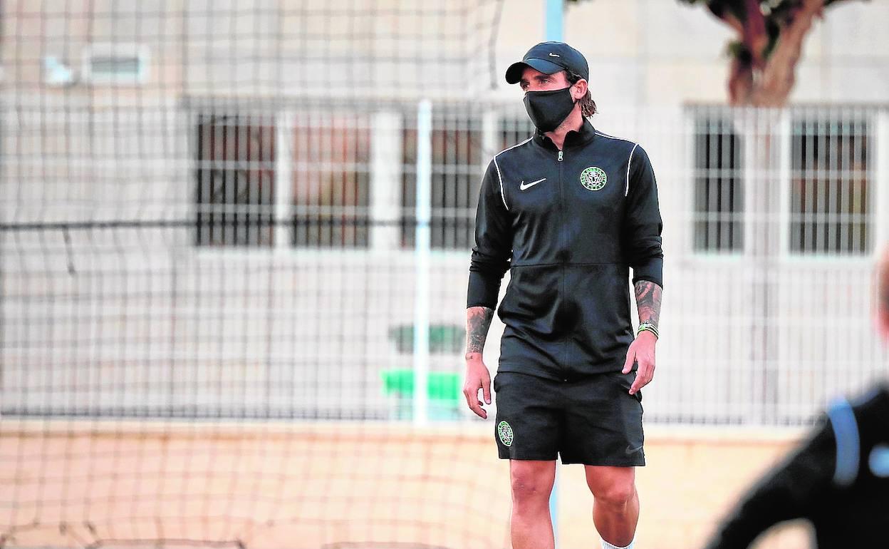 Aarón Ñíguez, durante un entrenamiento del Club Costa City.