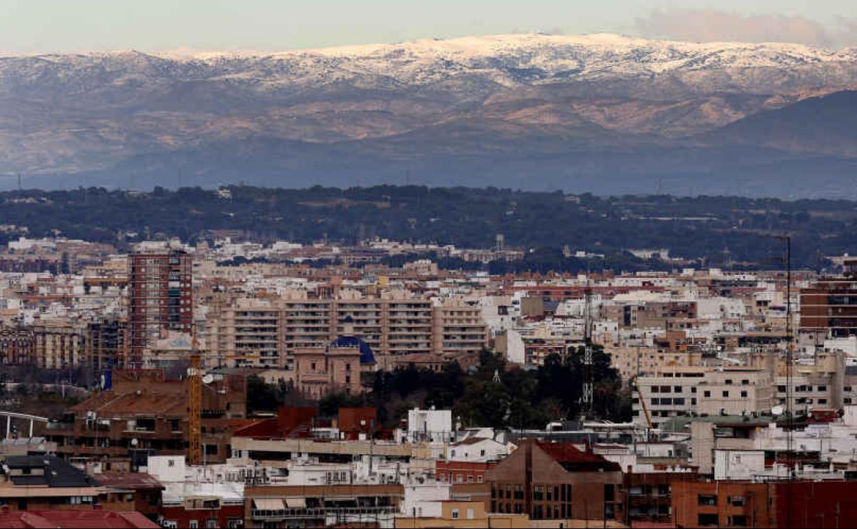 La Sierra Calderona nevada, vista desde Valencia ciudad.