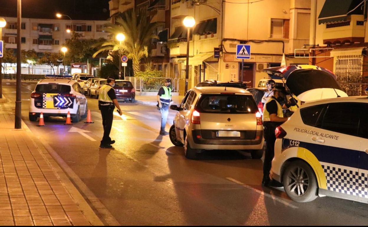 Los agentes paran a un vehículo en uno de los controles cerca de la Plaza Manila de Alicante. 