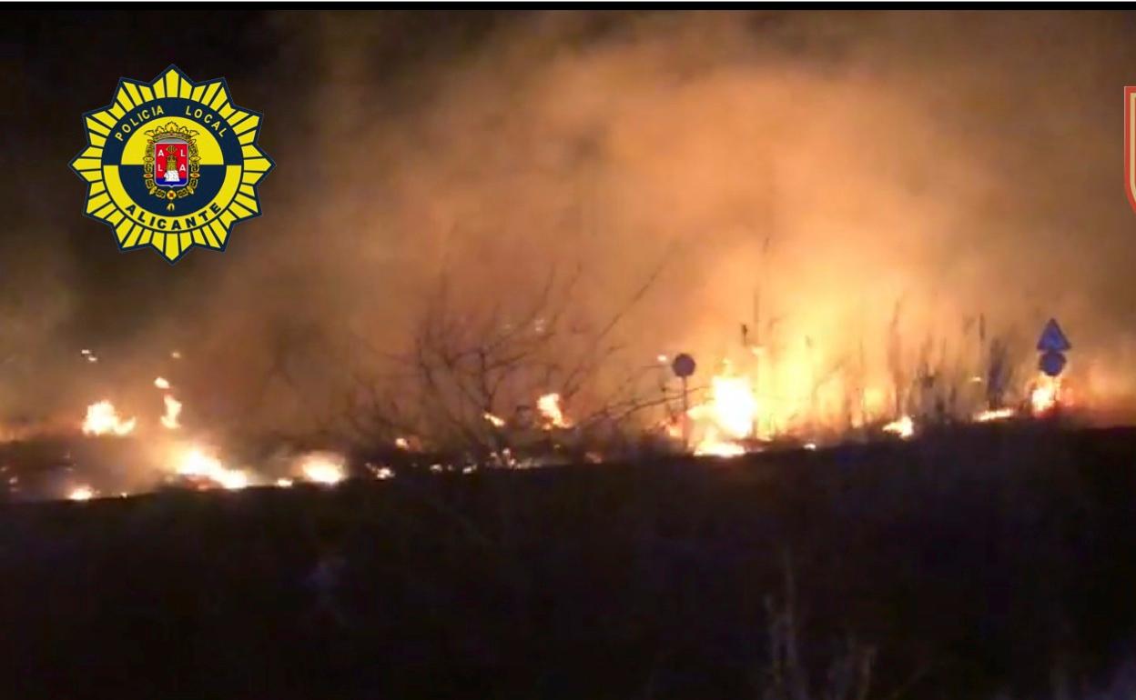 Imagen del incendio que afectó ayer a una hectárea de terreno cerca del Polígono de las Atalayas. 