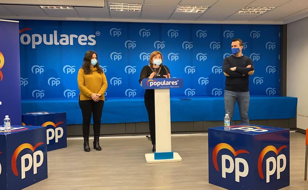 La presidenta del PPCV, Isabel Bonig, junto a la presidenta del comité electoral nacional, Belén Hoyo, y el líder del PP de Valencia, Vicente Mompó. 