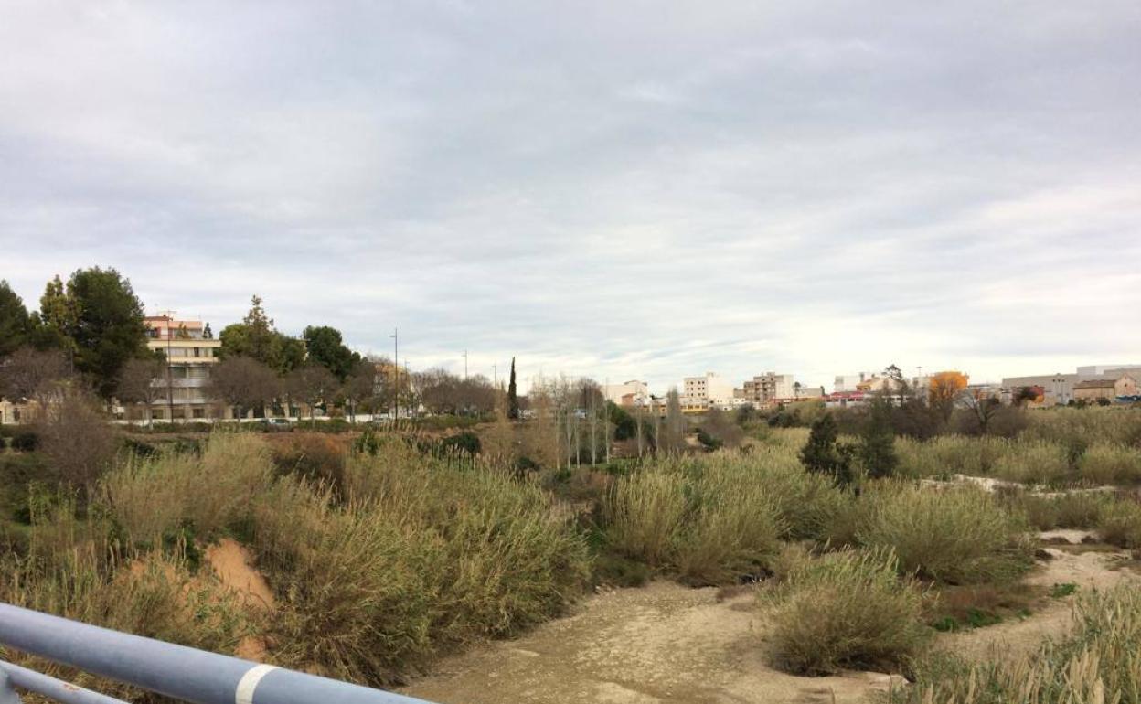 El cauce del río Serpis sin agua a la entrada de Gandia. 