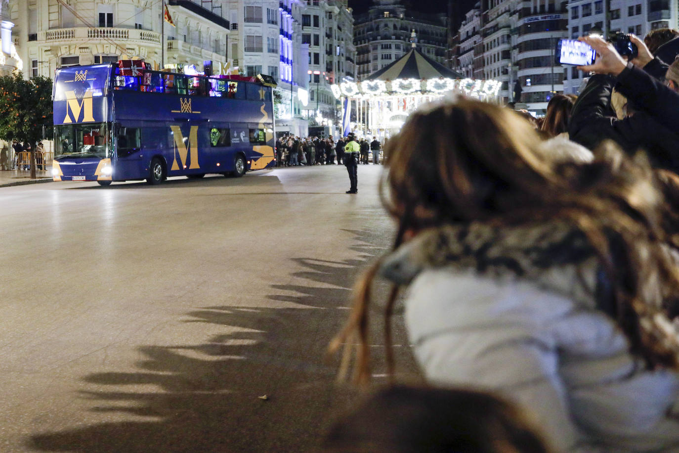 Fotos: La cabalgata &#039;secreta&#039; acaba con la plaza del Ayuntamiento de Valencia llena de público