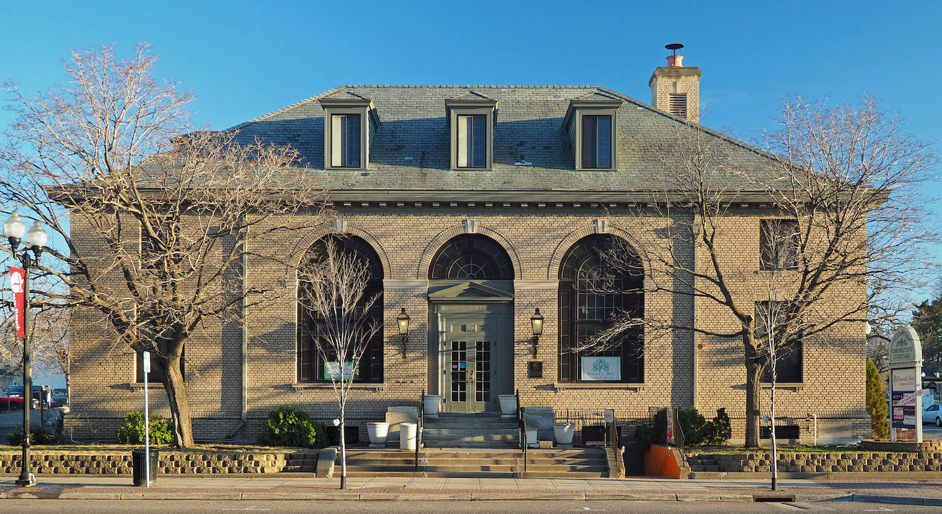 8.- Oficina de Correos de Anoka (Minnesota) | Este antiguo edificio de oficinas de correos fue construido en 1916 con un diseño de Renacimiento colonial atribuido al arquitecto James Knox Taylor. Permaneció en servicio como una oficina de correos de los Estados Unidos hasta 1977. El edificio fue incluido en el Registro Nacional de Lugares Históricos en 1979 por su importancia local en el tema de la arquitectura. Fue nominado por su estatus como el edificio público sobreviviente más antiguo de Anoka y la propiedad no residencial de mayor importancia arquitectónica. 
