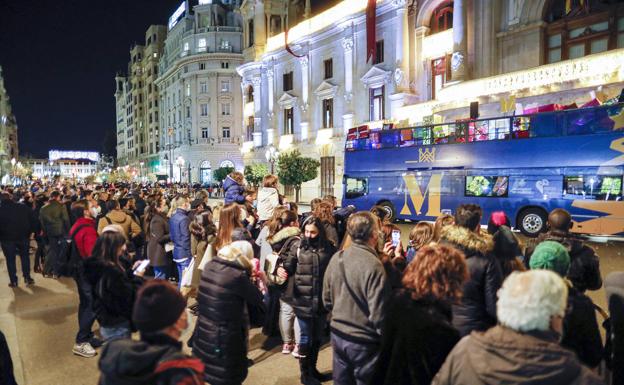 Imagen. Cientos de personas se agolpan frente al balcón para ver la recepción a los Reyes Magos