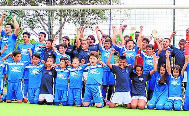 Niños de varios centros educativos de Alemania, tras un partido de colpbol. 