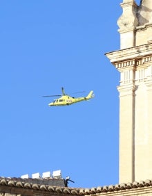 Imagen secundaria 2 - Sus Majestades de Oriente con la alcaldesa, paseando por Gandia y en el helicóptero. 