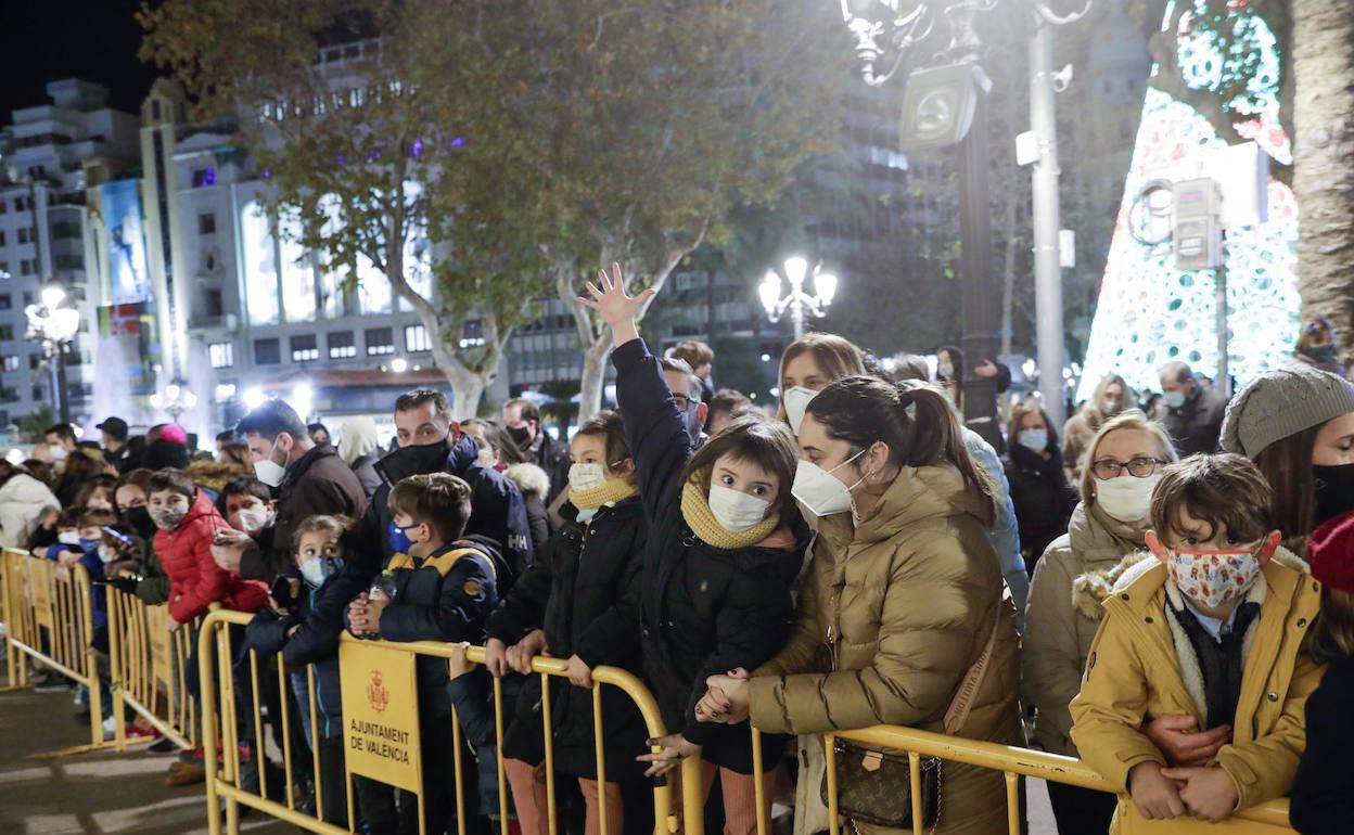 El público, amontonado ayer junto a las vallas al paso de la cabalgata. 