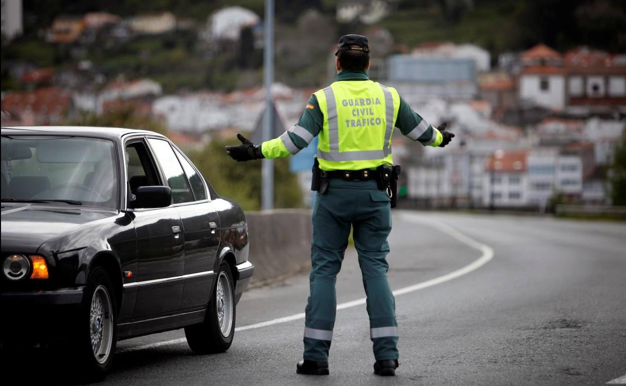 Un agente de la Guardia Civil realiza un control de tráfico durante el pasado confinamiento.