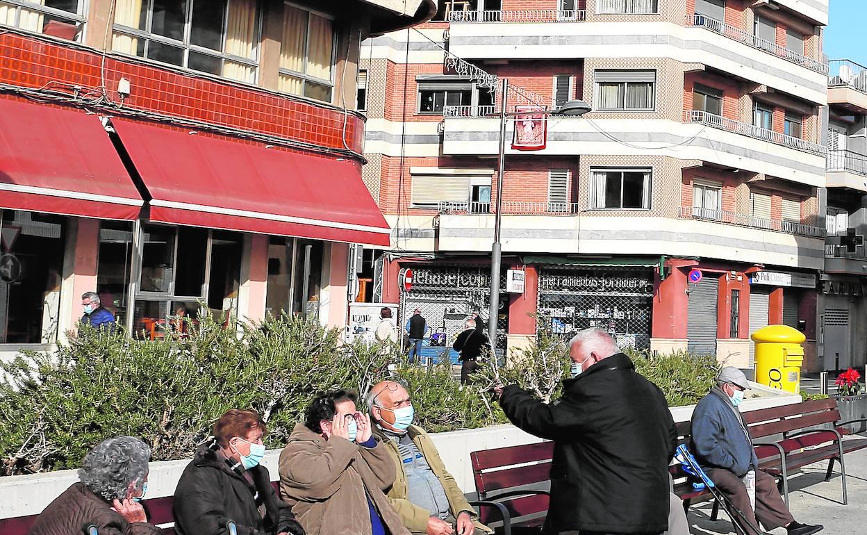 Un grupo de vecinos conversa ayer en la plaza de Sedaví. 