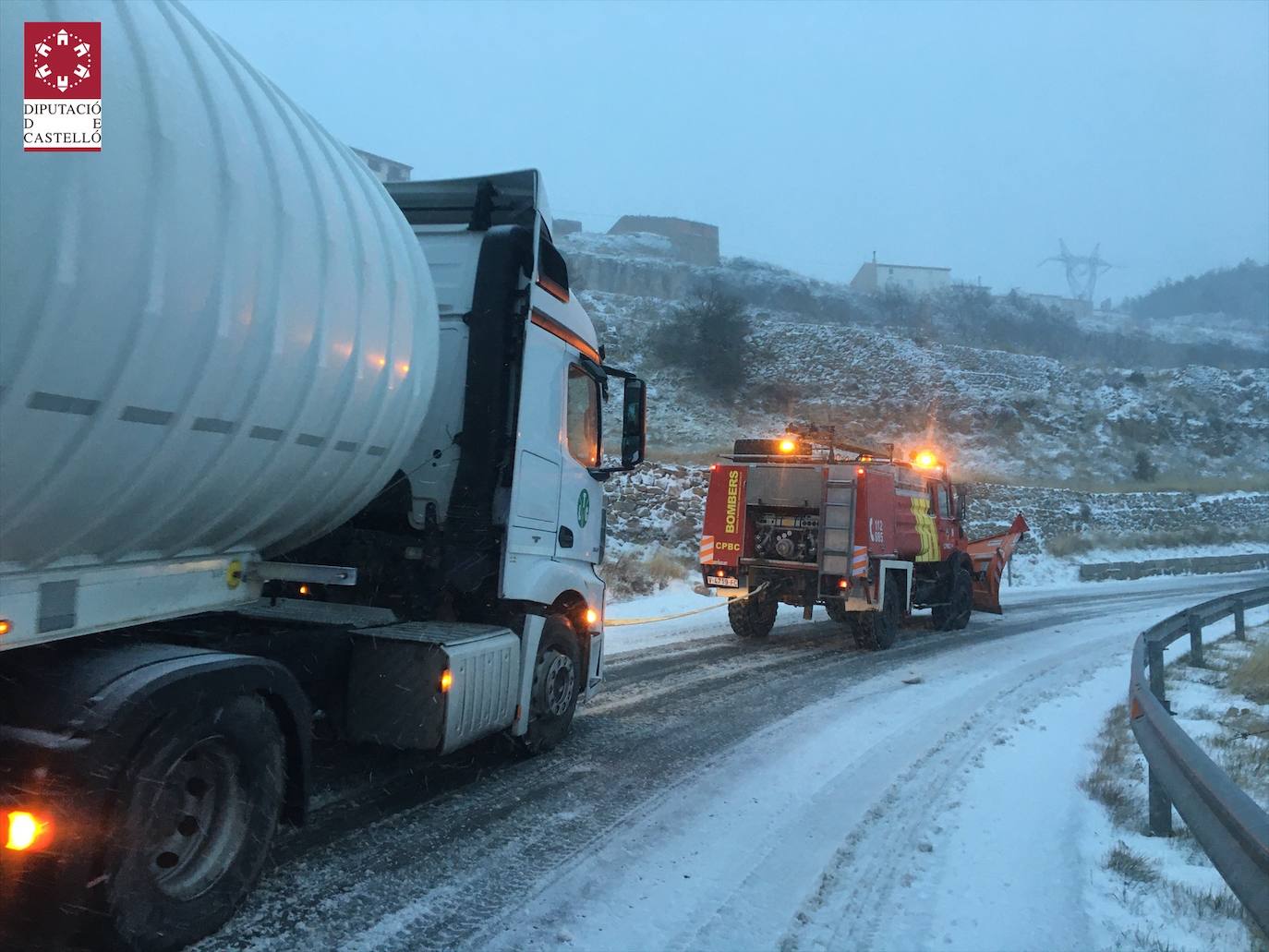 Los bomberos asisten a un camión de mercancías peligrosas bloqueado por el hielo y la nieve en el Coll d’Ares.