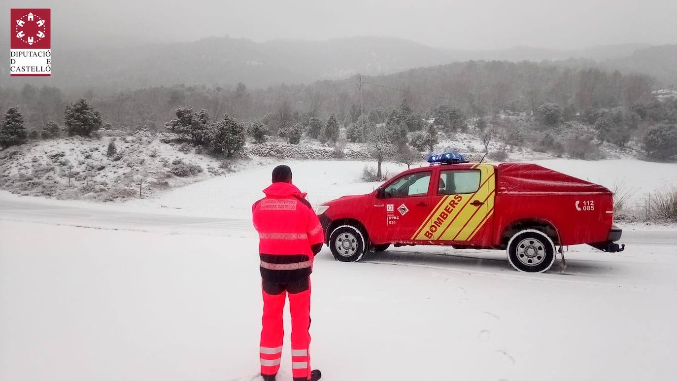 Los bomberos asisten a un camión de mercancías peligrosas bloqueado por el hielo y la nieve en el Coll d’Ares.