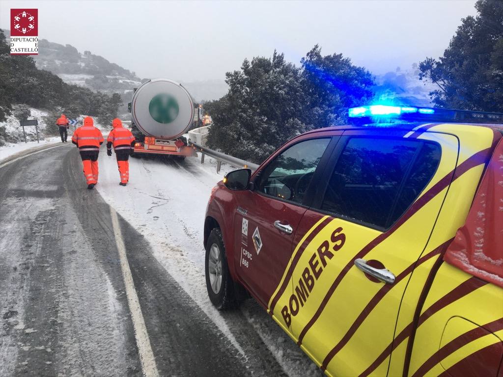 Los bomberos asisten a un camión de mercancías peligrosas bloqueado por el hielo y la nieve en el Coll d’Ares.