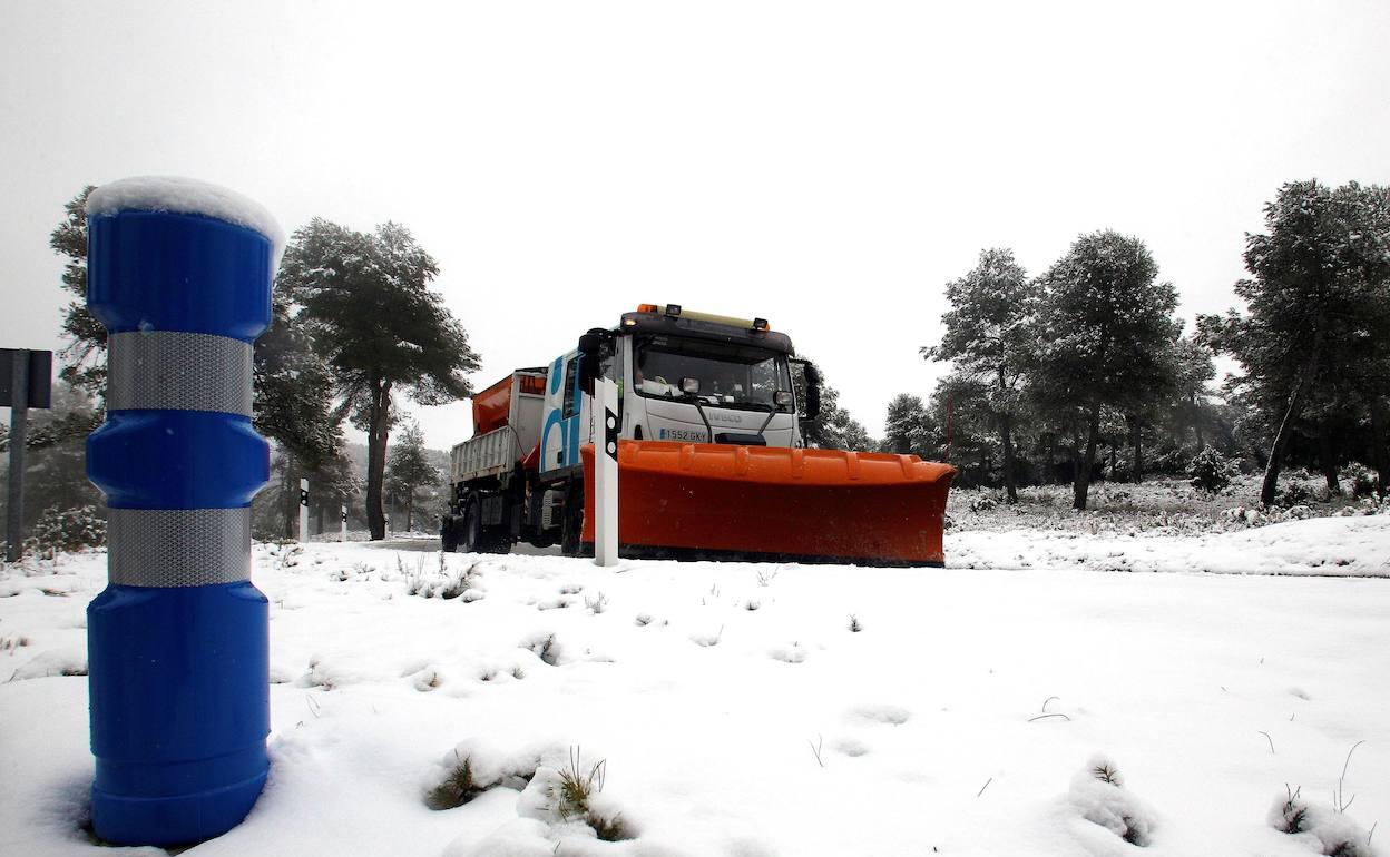Una máquina quitanieves trabaja a la altura de Banyeres de Mariola este mediodía. 