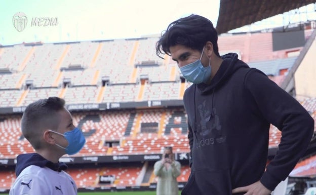 Alexis habla con su amigo Carlos Soler en Mestalla. 