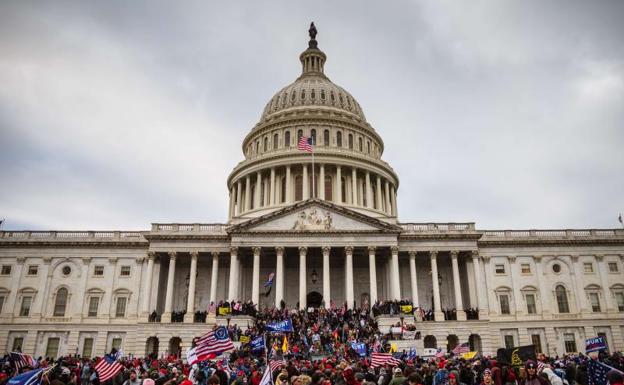 El Capitolio, tomado por los manifestantes. 