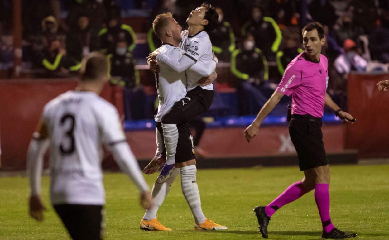 Kang In y Racic celebran uno de los goles ante el Yeclano.