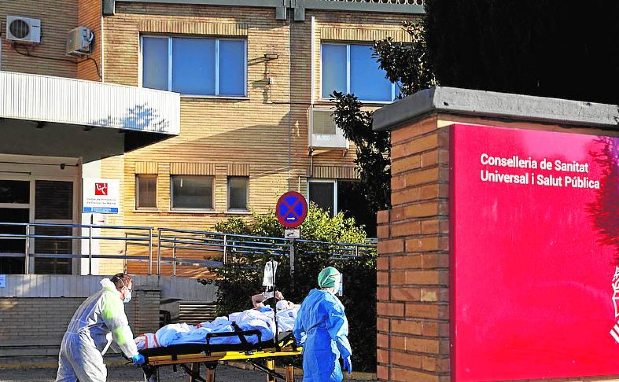 Un enfermo de Covid entra en el hospital de la antigua Fe.