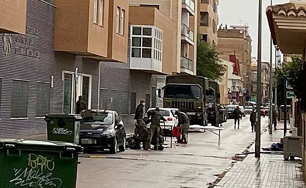 Los militares desplegando el dispositivo para desinfectar la residencia. 