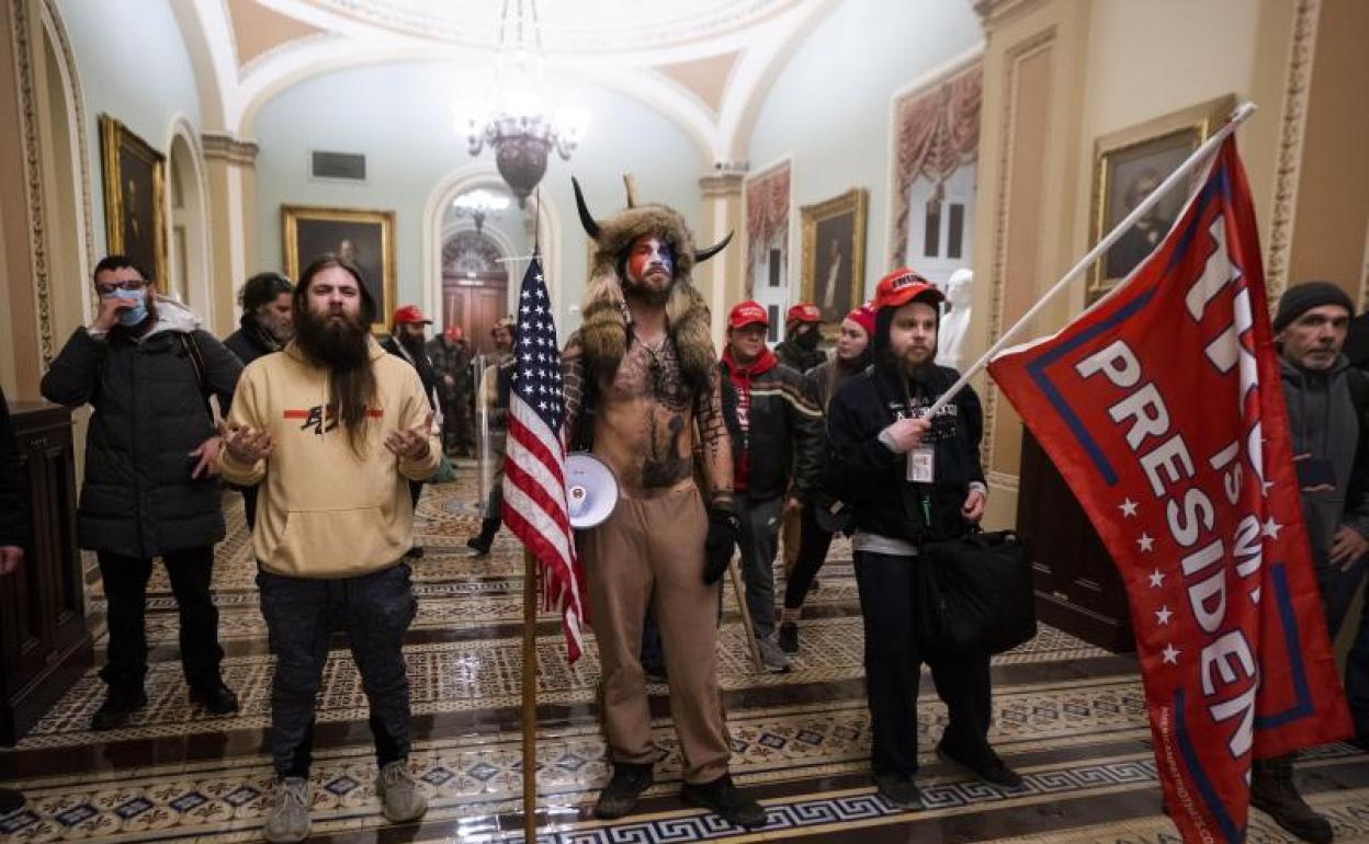 Los partidarios del presidente de los Estados Unidos, Donald J. Trump, junto a la puerta de las cámaras del Senado 