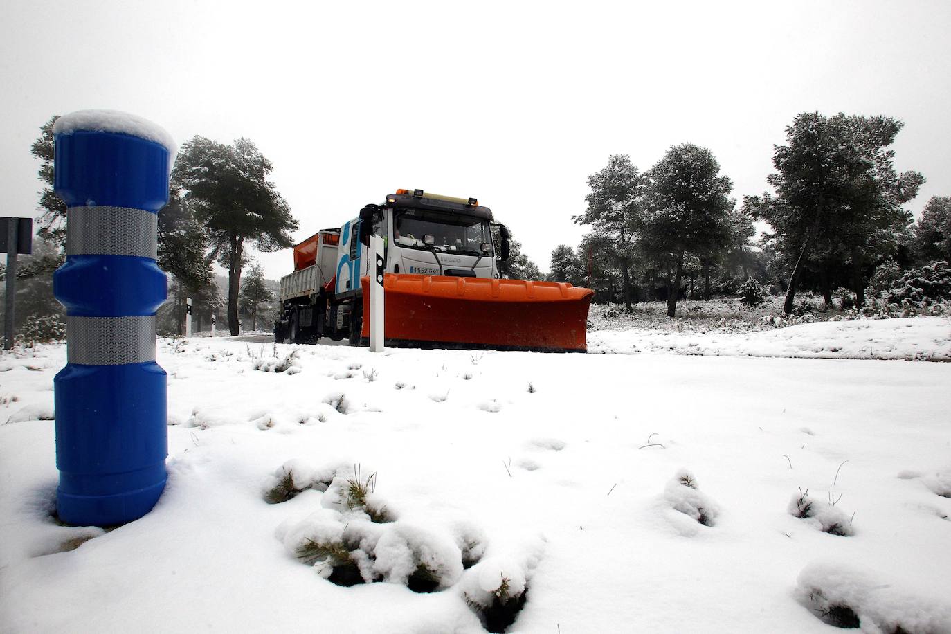 Banyeres de Mariola: El primer temporal del invierno entra en la Comunitat cubriendo de blanco buena parte del interior de las provincias de Castellón, Valencia y Alicante. Aemet ha aumentado el aviso naranja previsto ya que los acumulados podrían ser considerables, de hasta quince centímetros. La borrasca no abandonará el territorio regional hasta el próximo sábado.