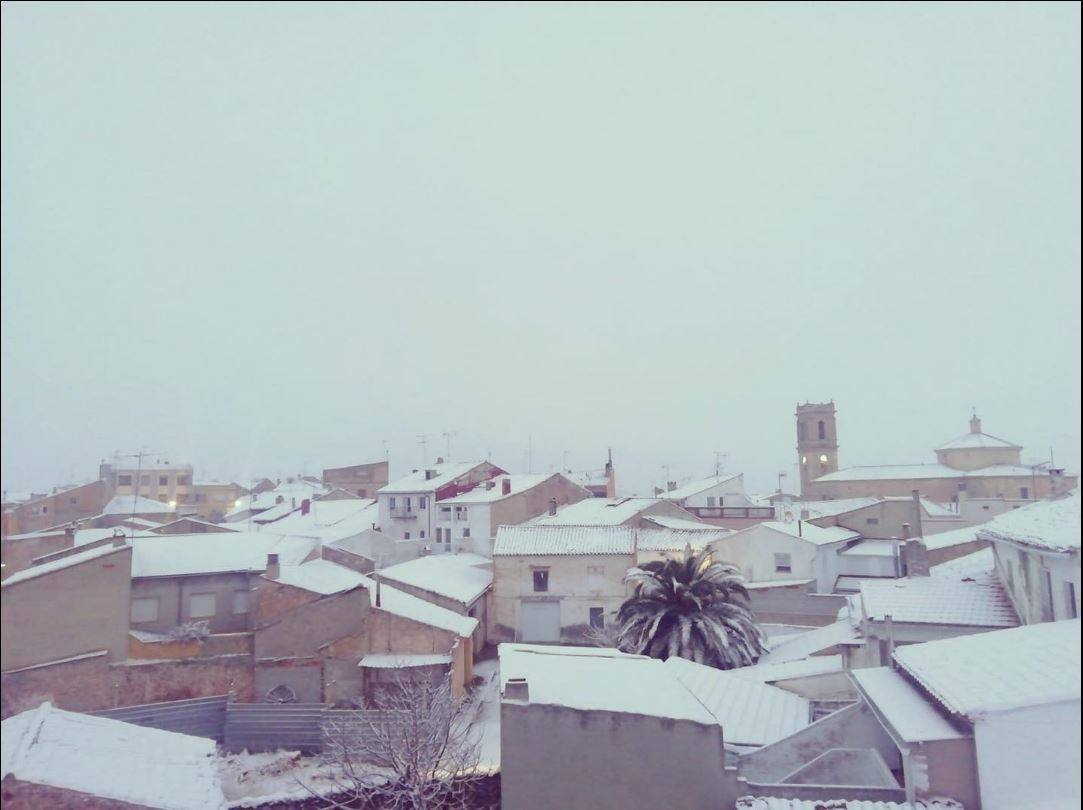 Camporrobles: El primer temporal del invierno entra en la Comunitat cubriendo de blanco buena parte del interior de las provincias de Castellón, Valencia y Alicante. Aemet ha aumentado el aviso naranja previsto ya que los acumulados podrían ser considerables, de hasta quince centímetros. La borrasca no abandonará el territorio regional hasta el próximo sábado.