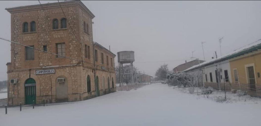 Camporrobles: El primer temporal del invierno entra en la Comunitat cubriendo de blanco buena parte del interior de las provincias de Castellón, Valencia y Alicante. Aemet ha aumentado el aviso naranja previsto ya que los acumulados podrían ser considerables, de hasta quince centímetros. La borrasca no abandonará el territorio regional hasta el próximo sábado.