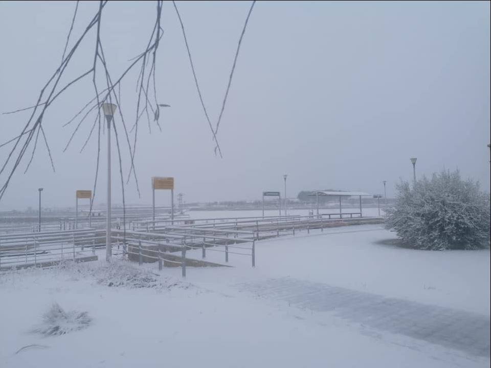 Camporrobles: El primer temporal del invierno entra en la Comunitat cubriendo de blanco buena parte del interior de las provincias de Castellón, Valencia y Alicante. Aemet ha aumentado el aviso naranja previsto ya que los acumulados podrían ser considerables, de hasta quince centímetros. La borrasca no abandonará el territorio regional hasta el próximo sábado.