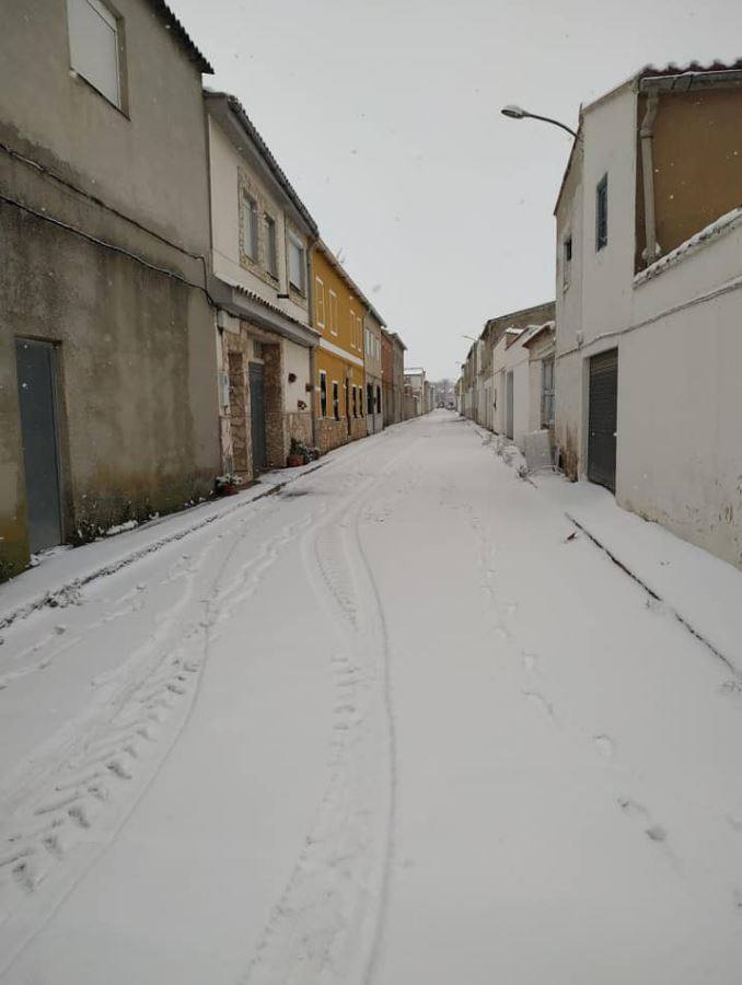 Camporrobles: El primer temporal del invierno entra en la Comunitat cubriendo de blanco buena parte del interior de las provincias de Castellón, Valencia y Alicante. Aemet ha aumentado el aviso naranja previsto ya que los acumulados podrían ser considerables, de hasta quince centímetros. La borrasca no abandonará el territorio regional hasta el próximo sábado.