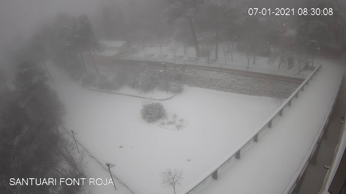 La Font Roja: El primer temporal del invierno entra en la Comunitat cubriendo de blanco buena parte del interior de las provincias de Castellón, Valencia y Alicante. Aemet ha aumentado el aviso naranja previsto ya que los acumulados podrían ser considerables, de hasta quince centímetros. La borrasca no abandonará el territorio regional hasta el próximo sábado.