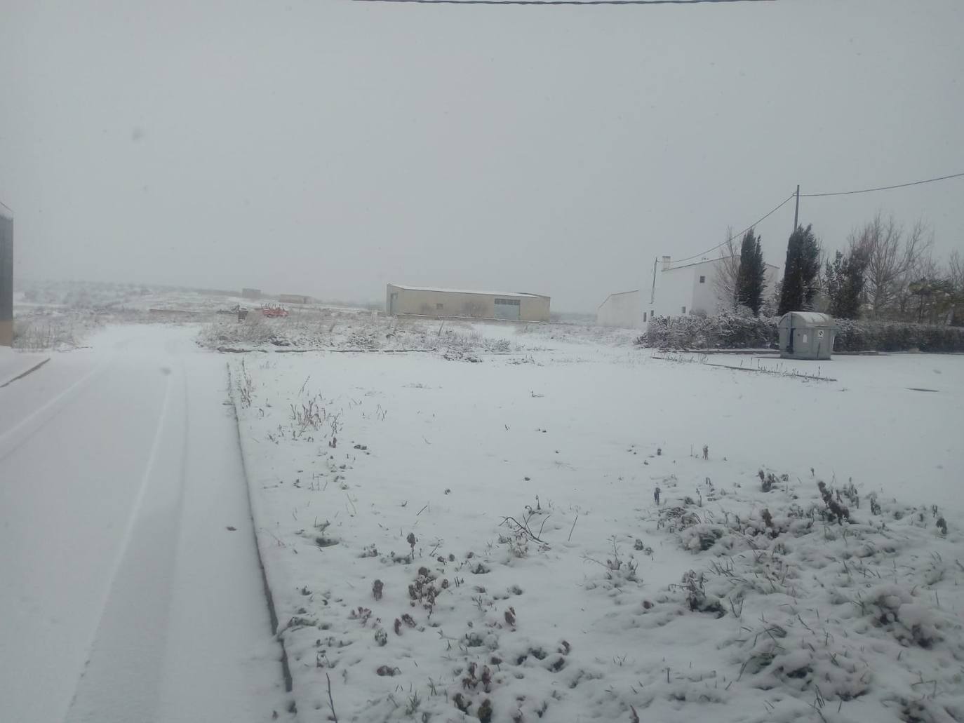 La Loberuela (Camporrobles): El primer temporal del invierno entra en la Comunitat cubriendo de blanco buena parte del interior de las provincias de Castellón, Valencia y Alicante. Aemet ha aumentado el aviso naranja previsto ya que los acumulados podrían ser considerables, de hasta quince centímetros. La borrasca no abandonará el territorio regional hasta el próximo sábado.