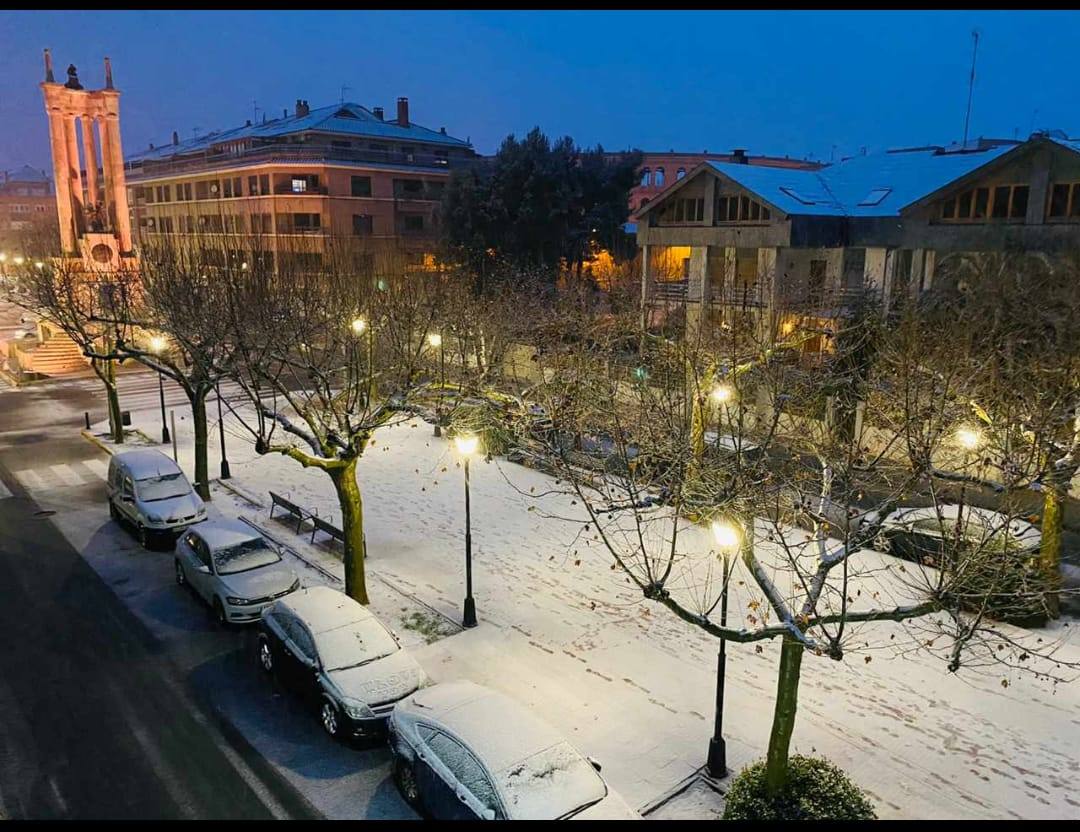 Requena: El primer temporal del invierno entra en la Comunitat cubriendo de blanco buena parte del interior de las provincias de Castellón, Valencia y Alicante. Aemet ha aumentado el aviso naranja previsto ya que los acumulados podrían ser considerables, de hasta quince centímetros. La borrasca no abandonará el territorio regional hasta el próximo sábado.