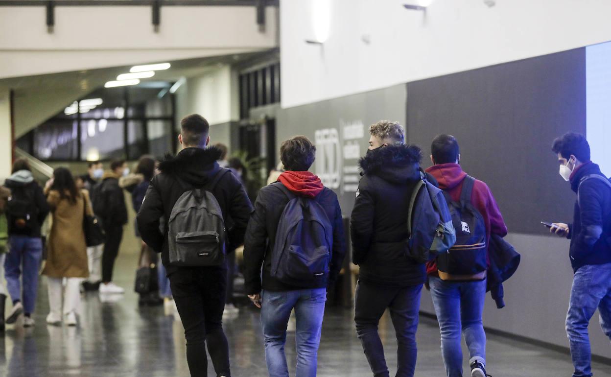 Alumnos en el interior de la escuela de Industriales a primera hora de la mañana. 