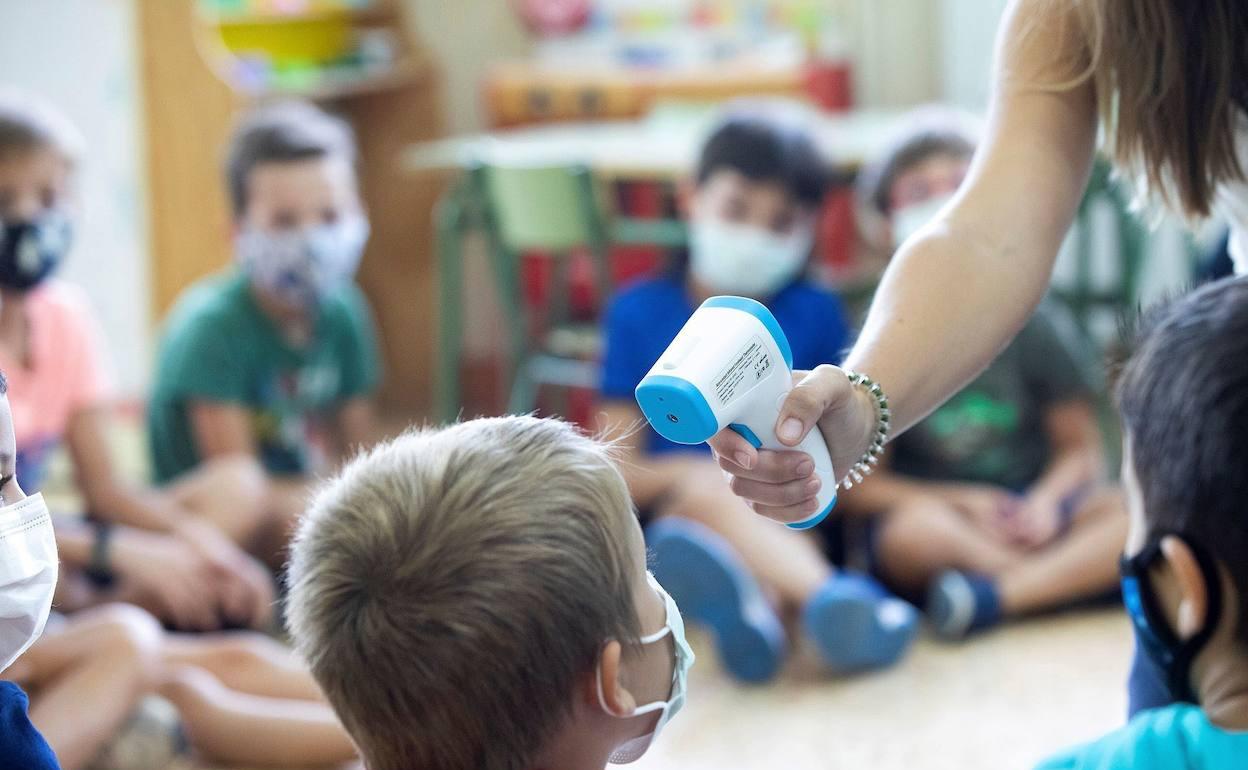 Toma de temperatura en un colegio valenciano, el primer día del curso. 