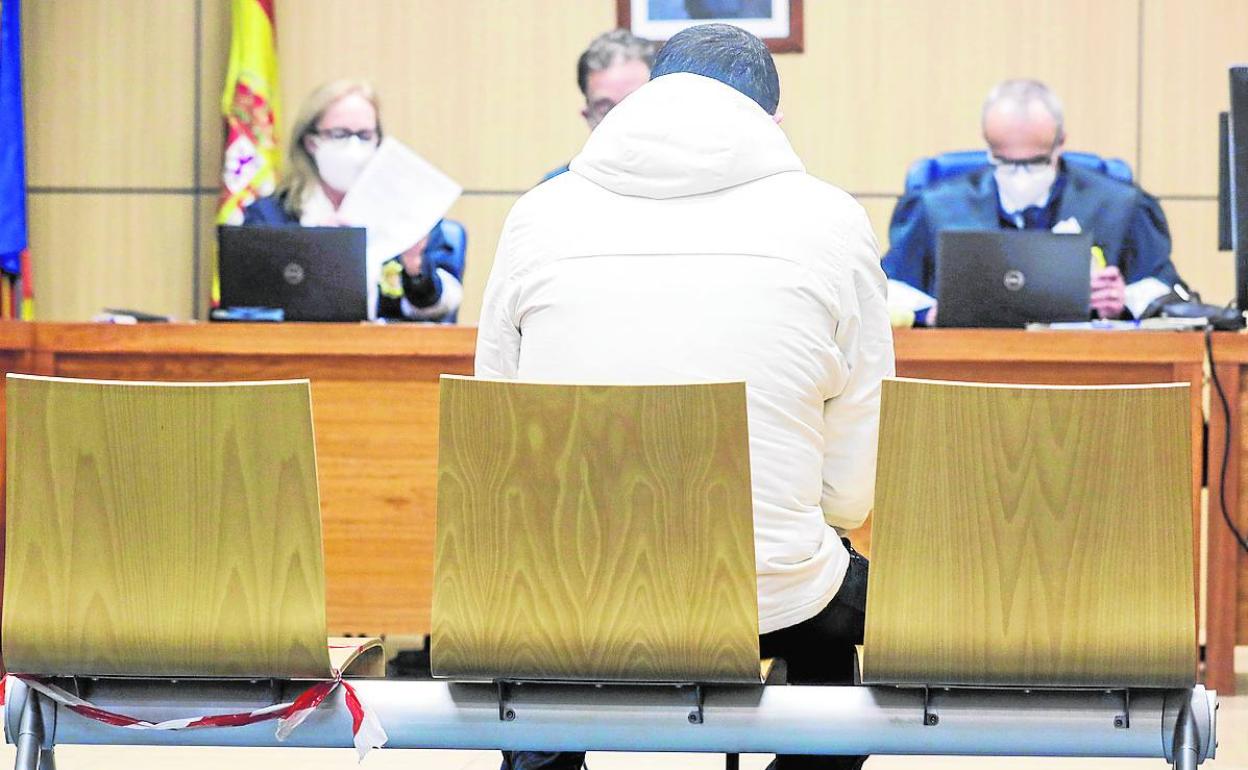 El acusado de abusar de su hija, ayer, en una sala de juicios de la Ciudad de la Justicia. 