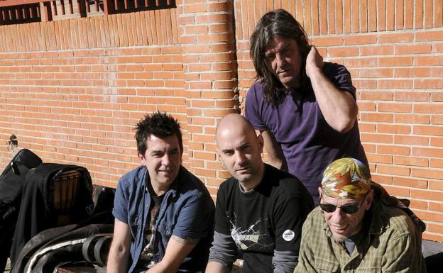 Boni, de pie, junto al resto de componentes del grupo de Barricada.