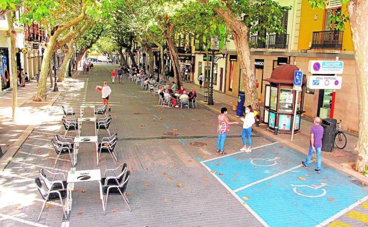 Varias personas pasean por la calle Campo de Dénia.