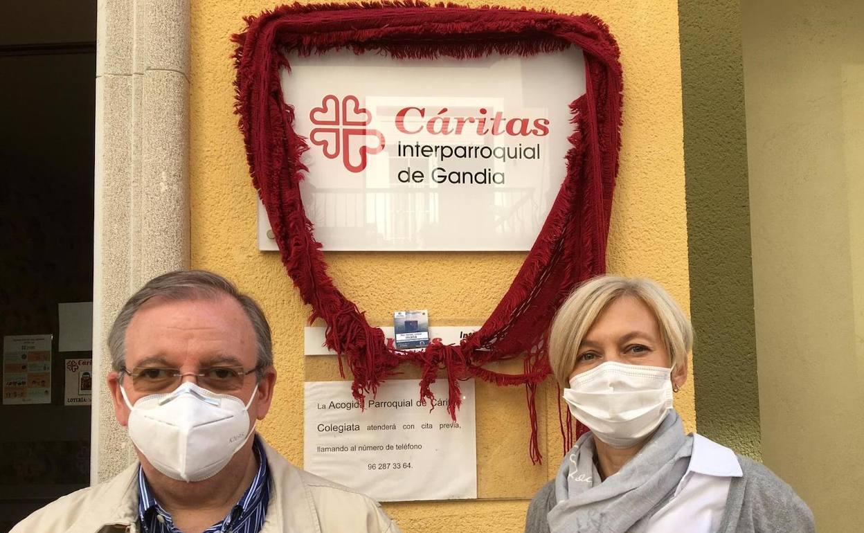 Francisco Carrió, director de Cáritas Gandia, junto a Maite Boscá, secretaria. 