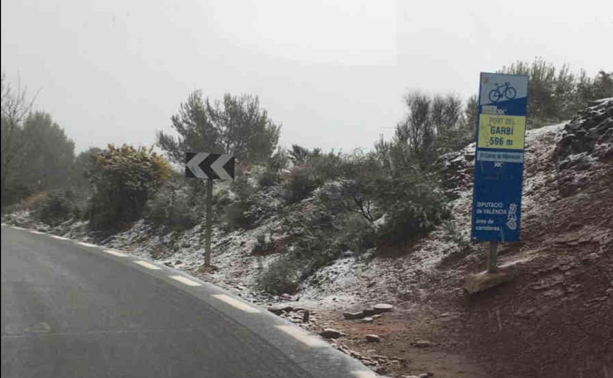 La nieve empieza a caer en el Garbí.