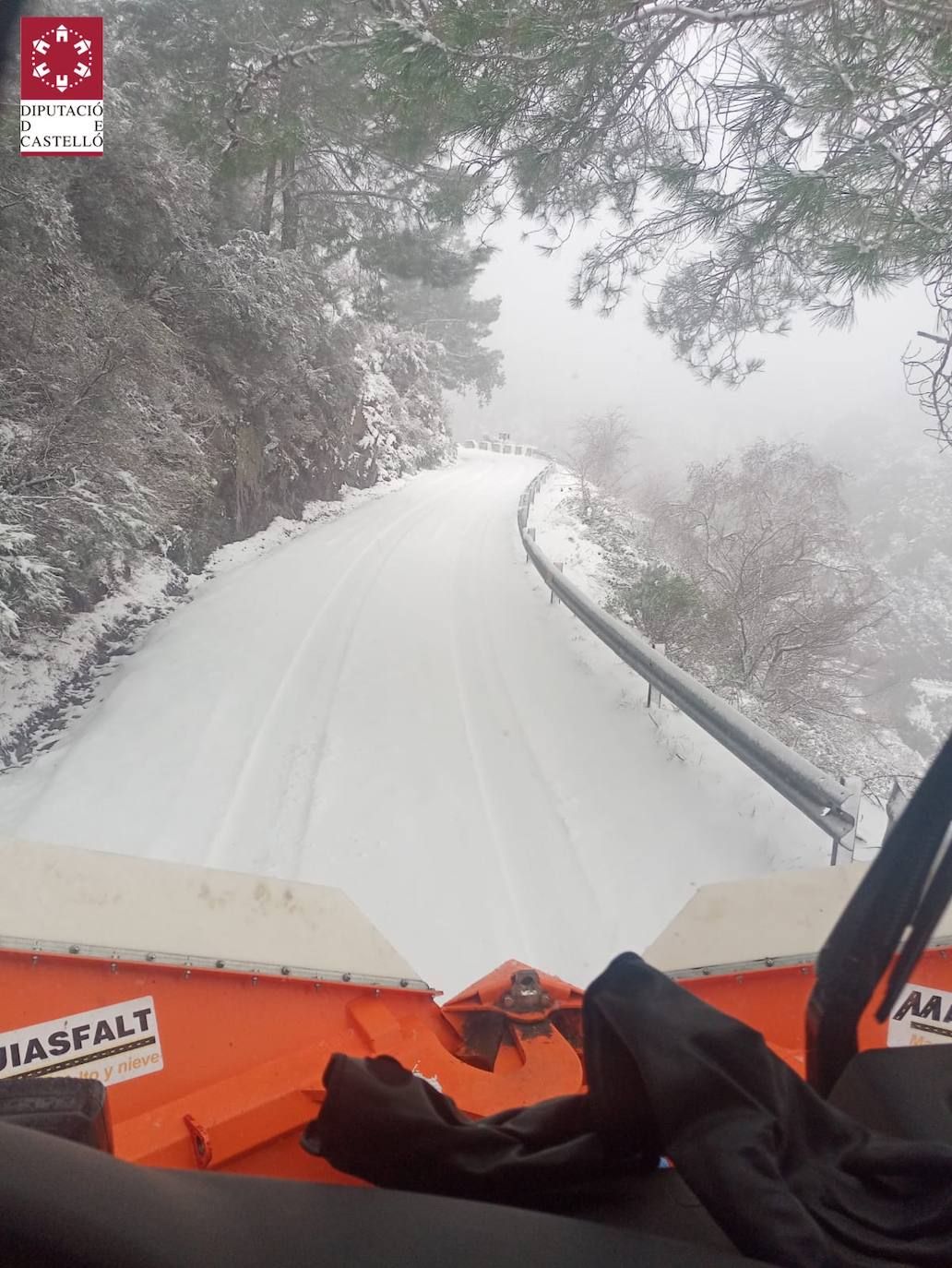 Los bomberos intervienen en la zona de Cinctorres, Castellfort y Portell de Morella por la abundante nieve.