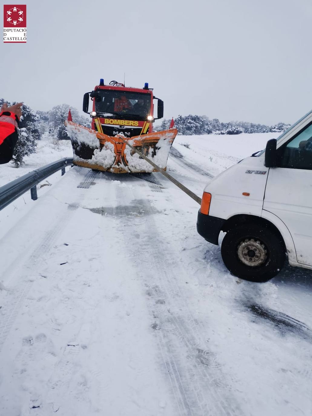 Los bomberos intervienen en la zona de Cinctorres, Castellfort y Portell de Morella por la abundante nieve.