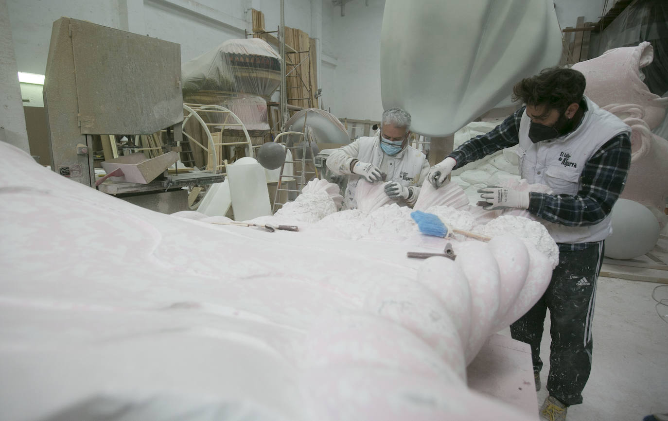 En el taller de Manolo Algarra, en la Ciudad del Artista Fallero, el trabajo no para a pesar de la incertidumbre sobre la celebración de las próximas fallas. Por el momentom el alcalde de Valencia, Joan Ribó, afirma que de las fiestas no pueden hablar «hasta que baje la curva de contagios y estemos vacunados; pasarán meses». 