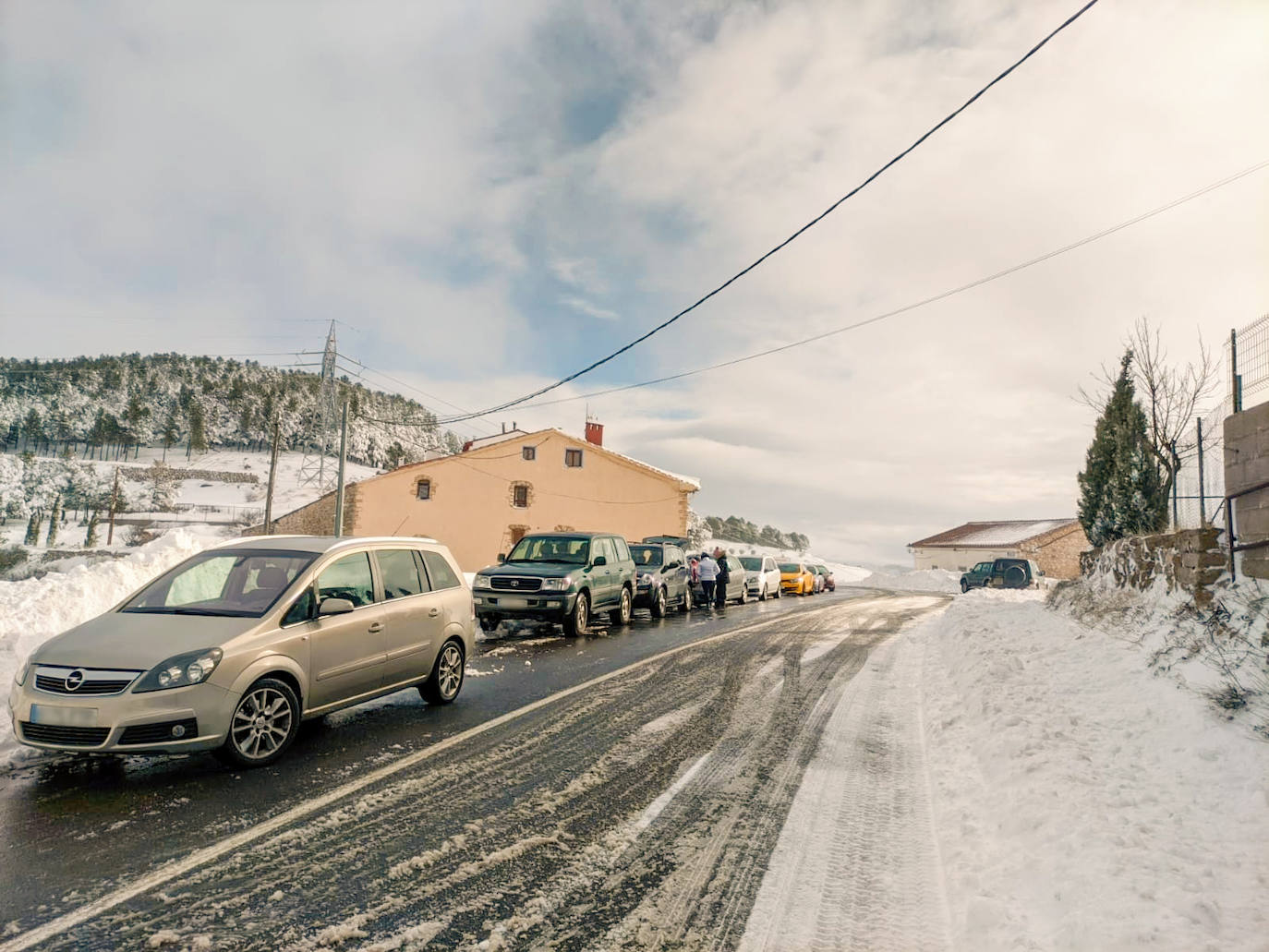 Fotos: Miles de conductores desoyen los avisos y colapsan carreteras valencianas por ver la nieve