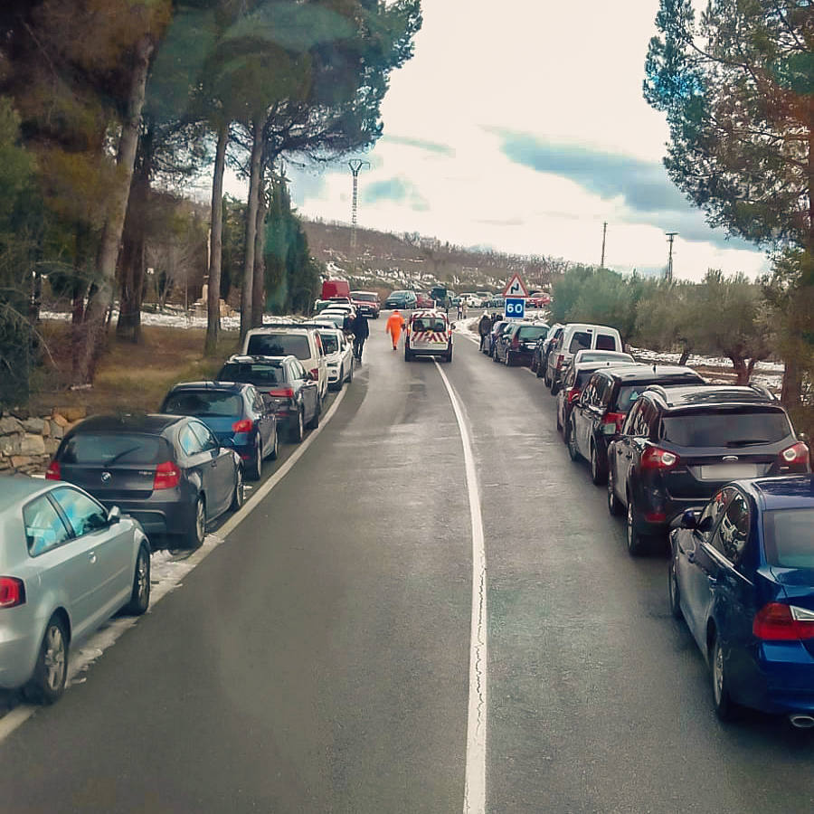 Fotos: Miles de conductores desoyen los avisos y colapsan carreteras valencianas por ver la nieve