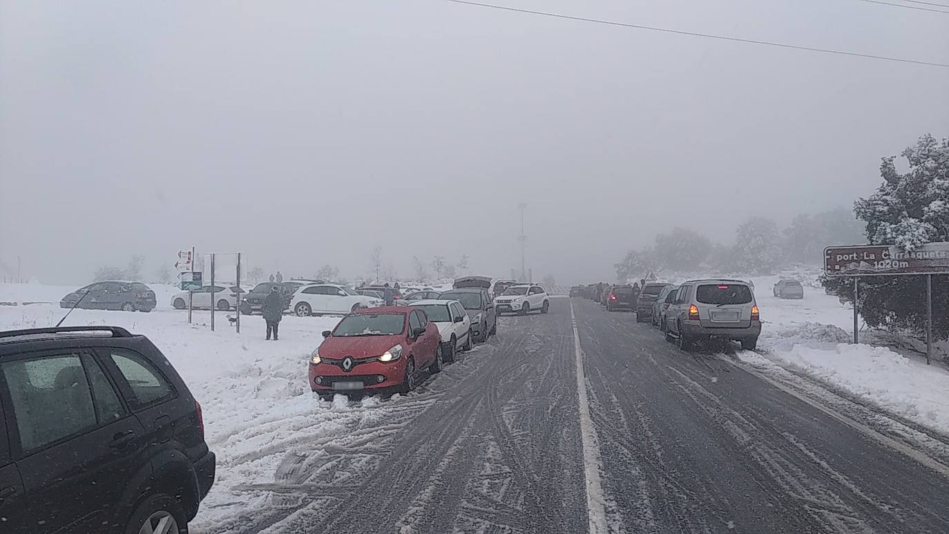 Fotos: Miles de conductores desoyen los avisos y colapsan carreteras valencianas por ver la nieve