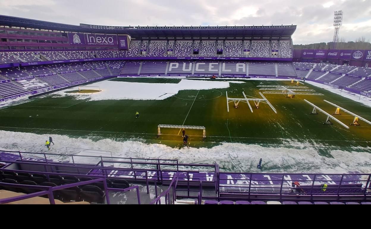 Labores de trabajo en el Zorrilla para el partido de esta noche. 
